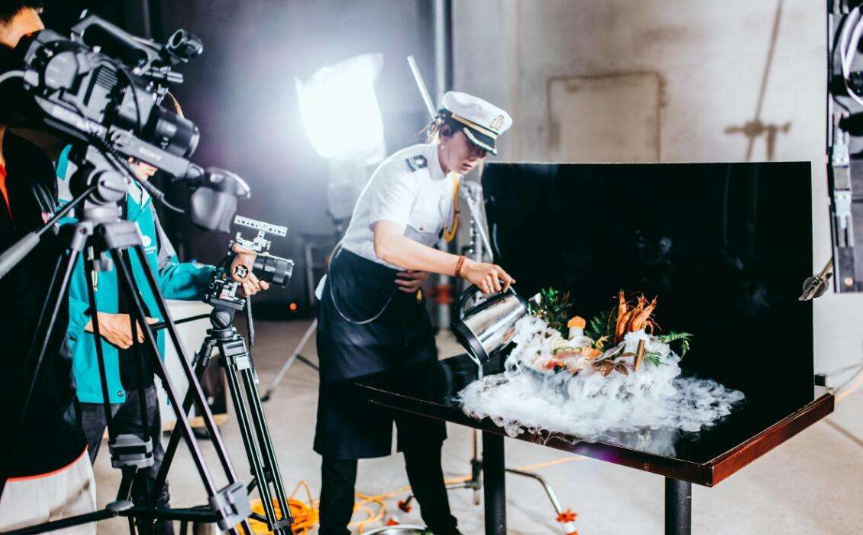 拍攝宣傳片復(fù)雜的攝影照明方法(圖1) 深圳宣傳片拍攝采用照明等會(huì)復(fù)雜廠家拍攝